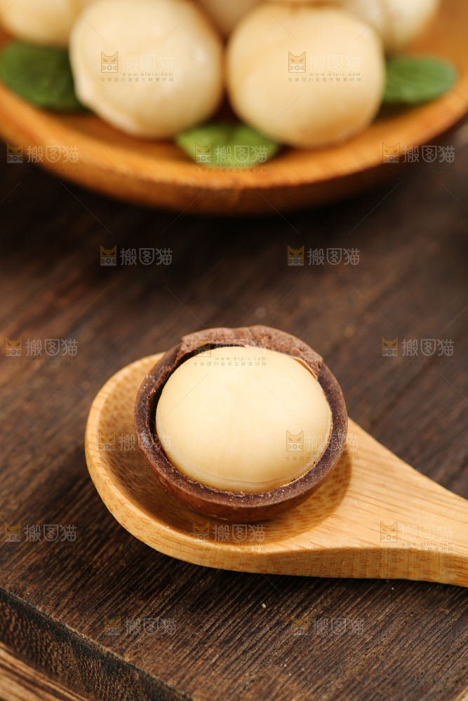 勺子里的夏威夷果