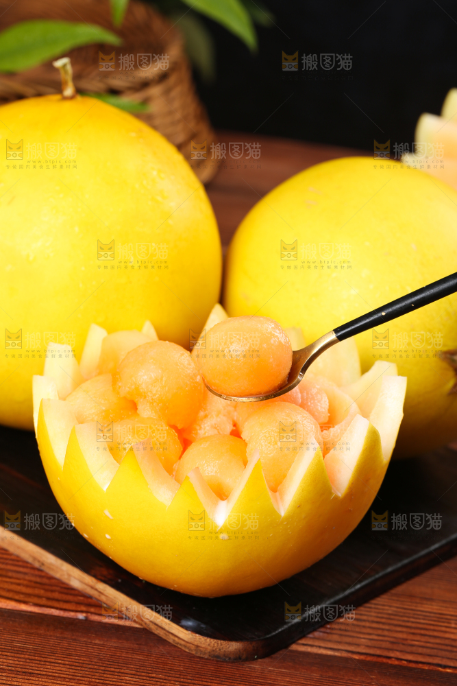 勺子里的哈密瓜果肉
