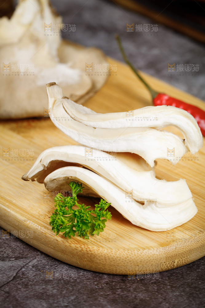 木板上放着撕开的新鲜平菇