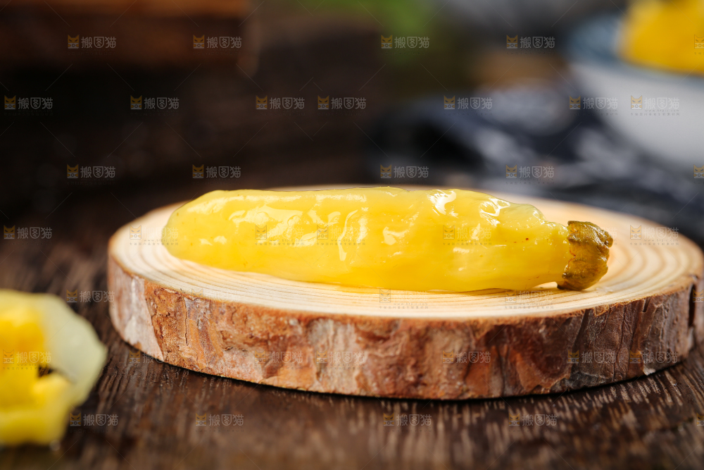 木板上放着野山椒