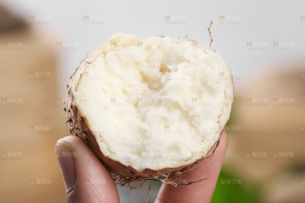 手拿掰开的熟毛薯