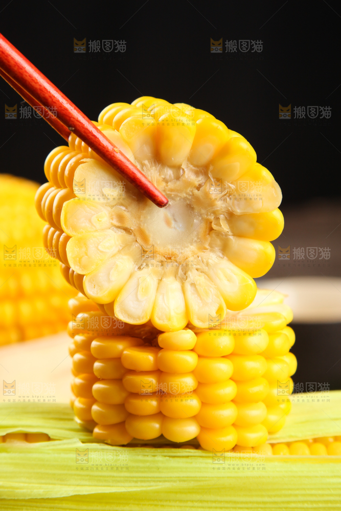 筷子上夹着玉米