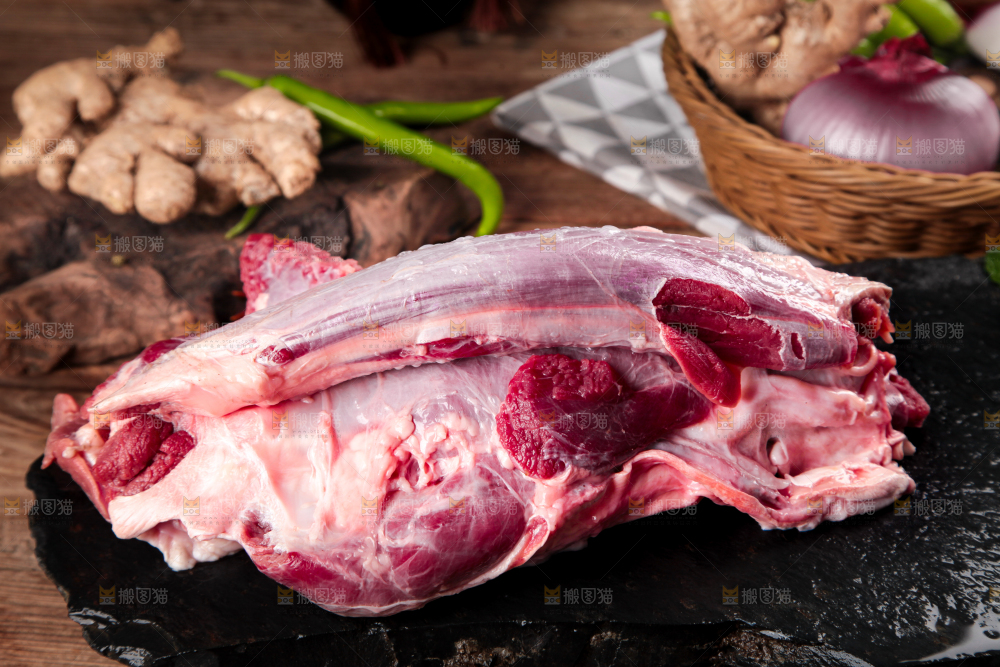 黑石板上的草原散养牛腿肉