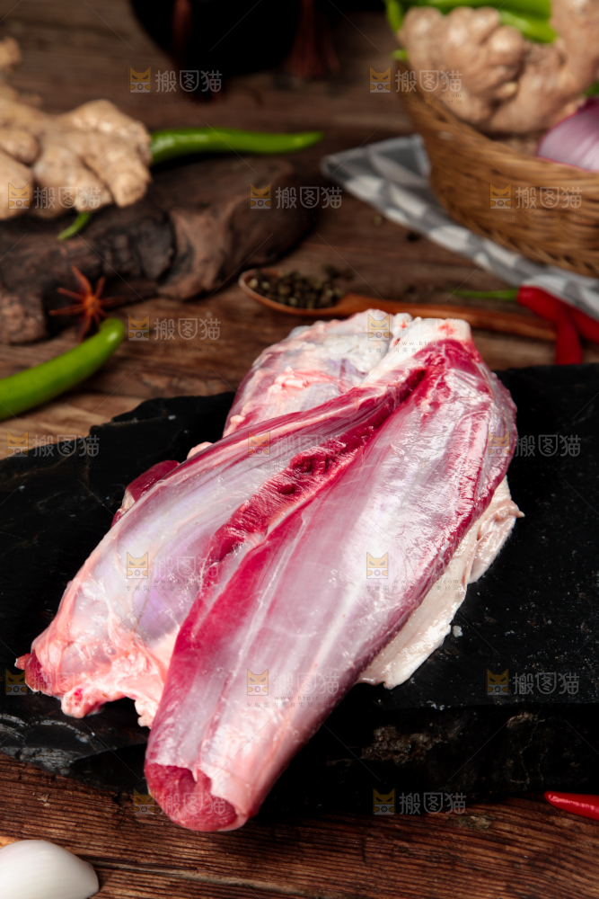 木板上放着牛腱子肉