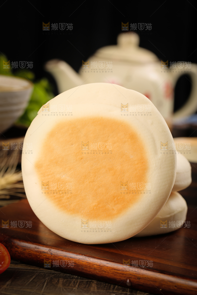 盘子里装着奶香饼