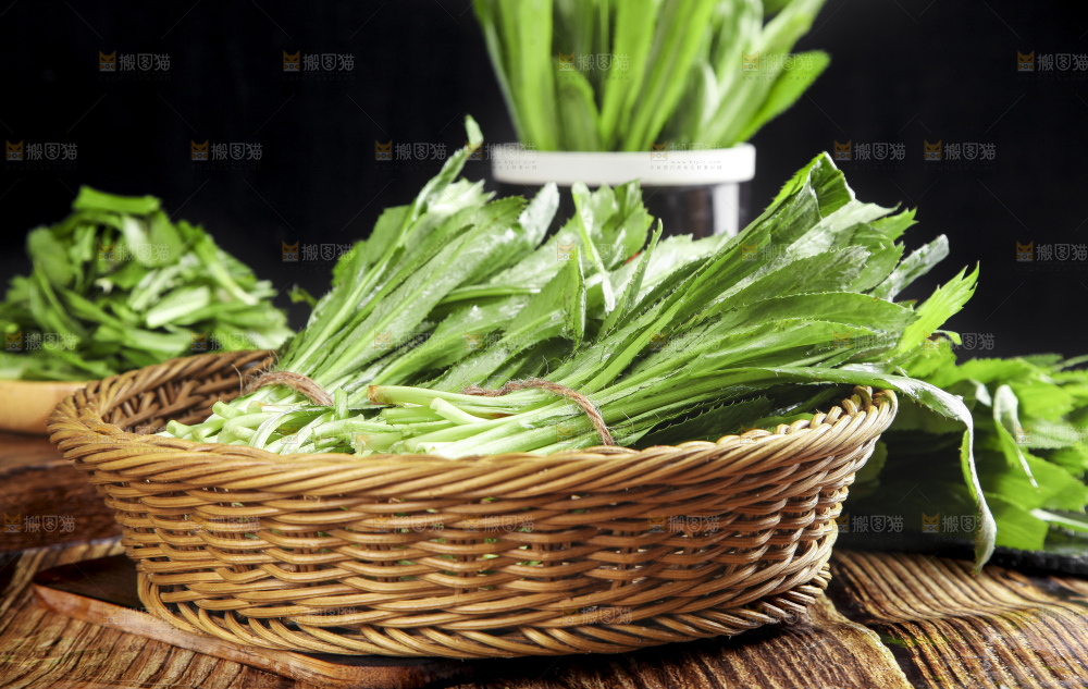 一筐刺香菜放在深底上