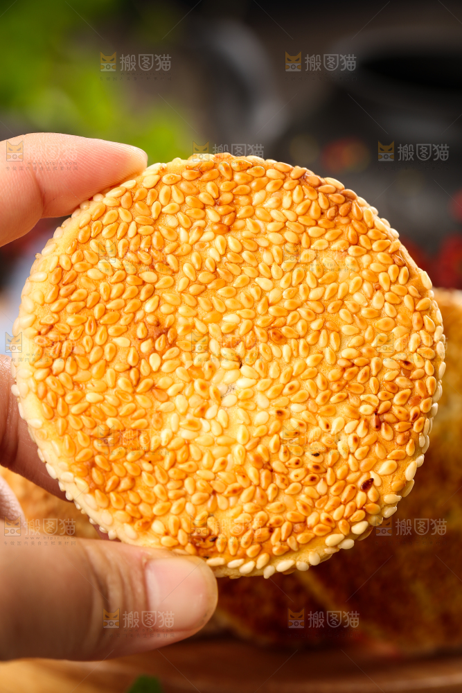 手里拿着芝麻饼