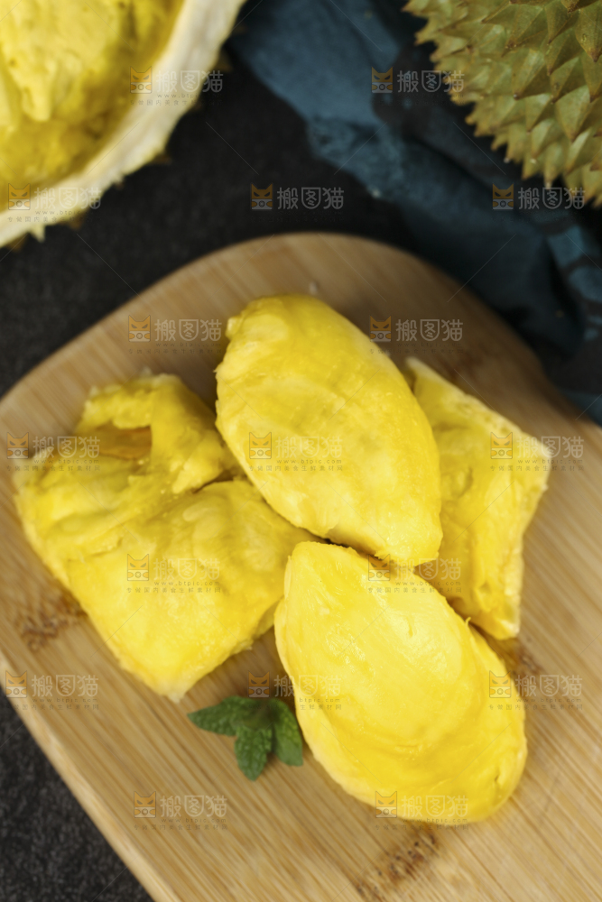 木板上放着榴莲果肉