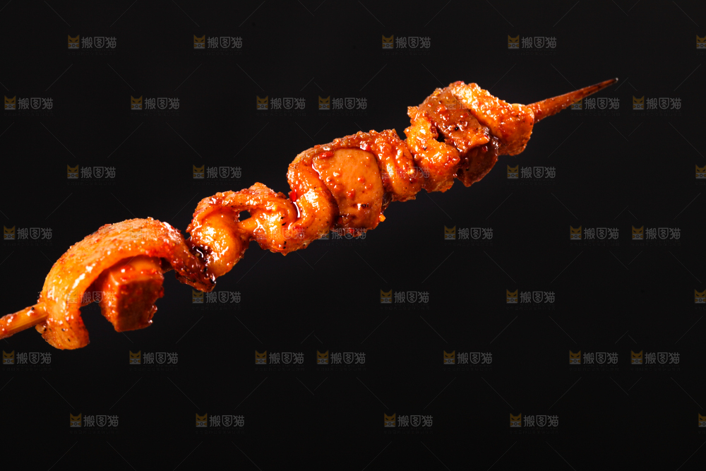 深底上的烤肉串