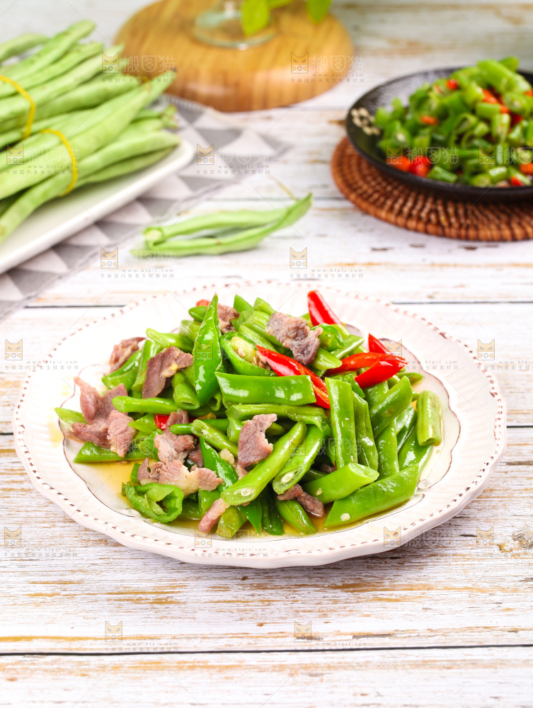 盘子里装着四季豆炒辣椒
