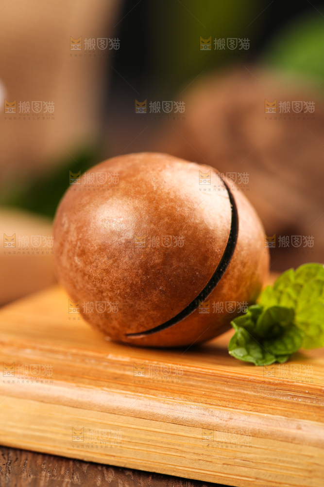 木板上的奶油味夏威夷果