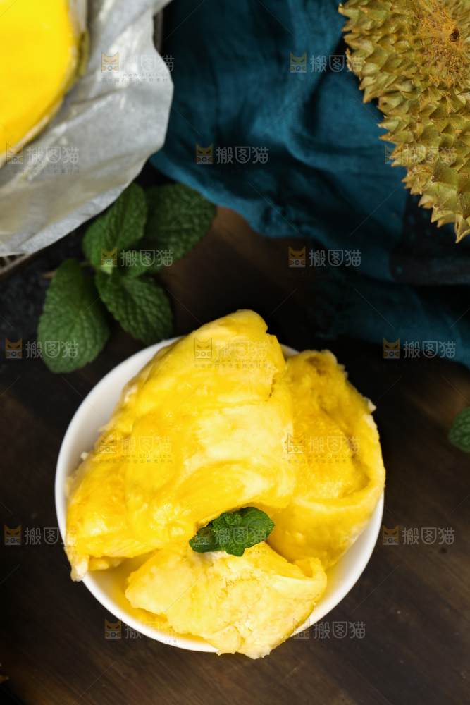 深底上的榴莲果肉