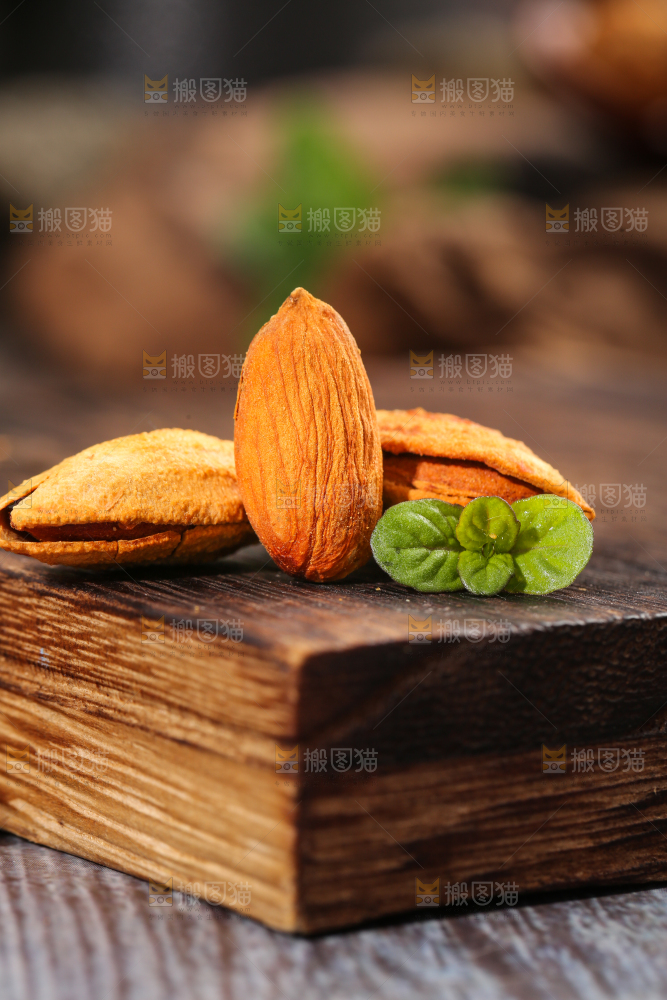 木底上的薄皮巴旦木