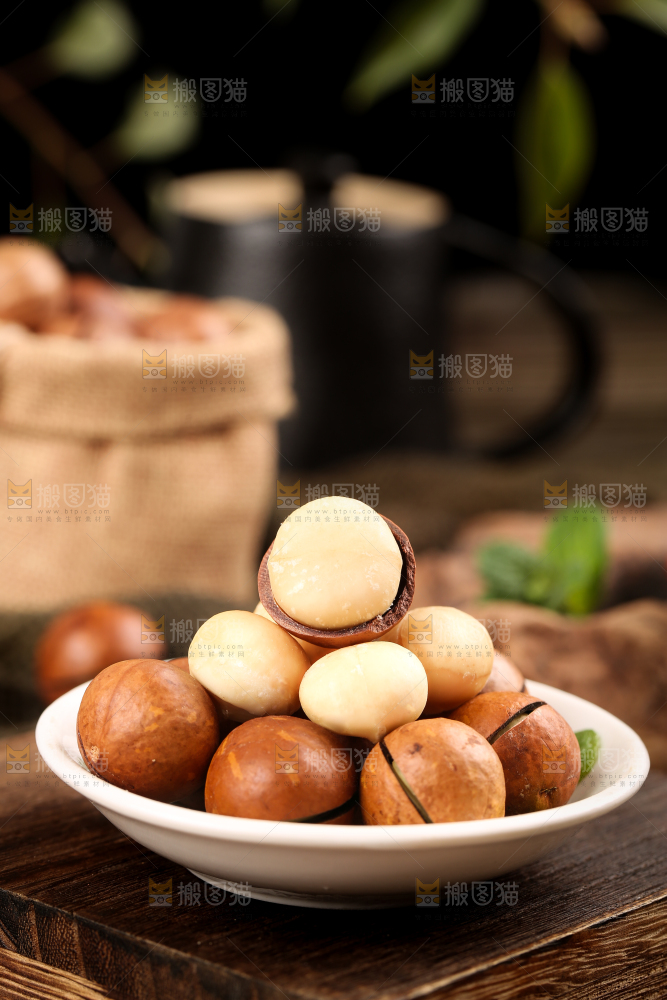 木底上放着一盘夏威夷果