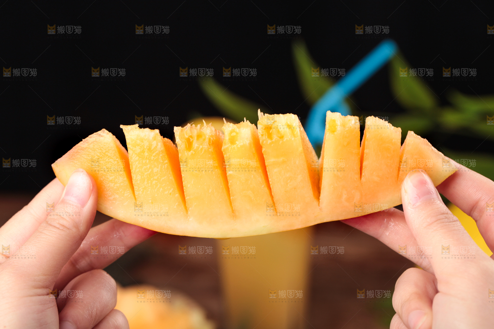 手拿切开的黄河蜜瓜
