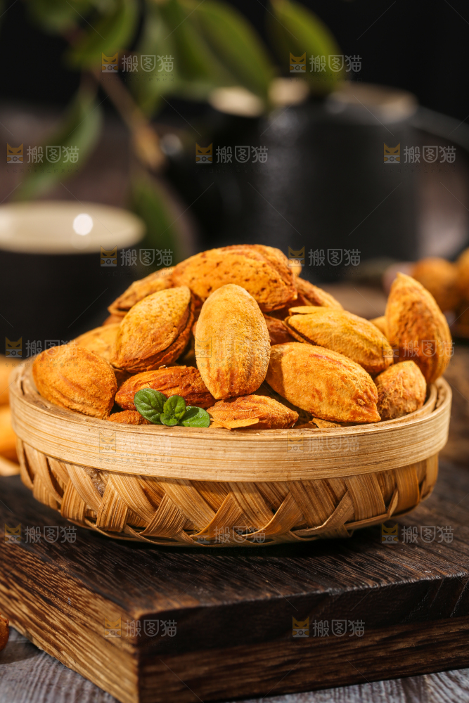 木底上的薄皮巴旦木