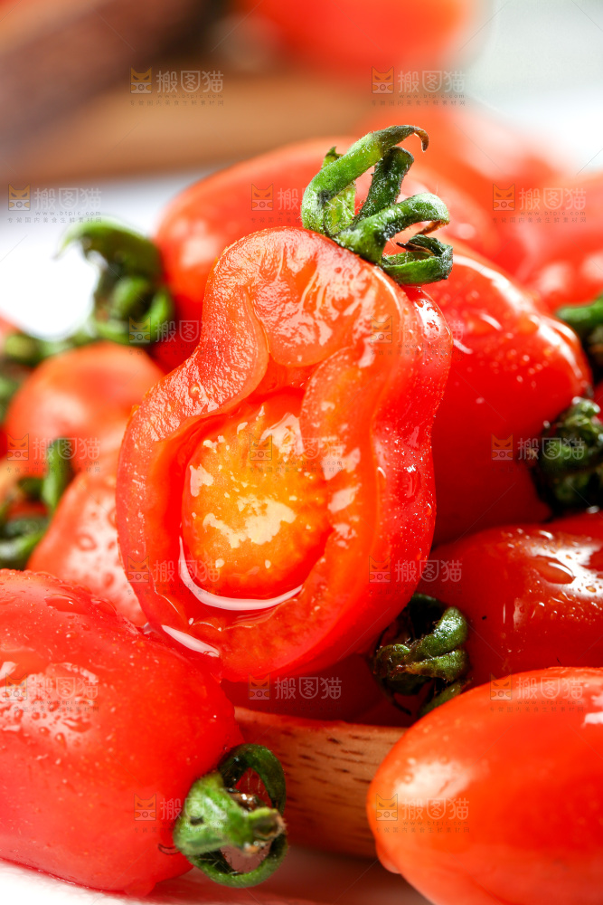 盘子里装着新鲜409小柿子