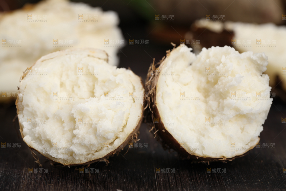 木底上放着掰开的熟毛薯