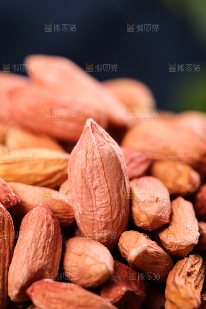 黑底上的干瘪小花生