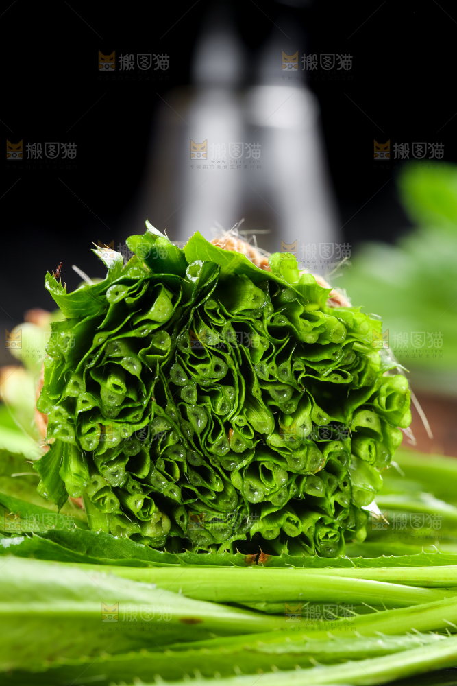 黑石板上放着切开的刺芫荽
