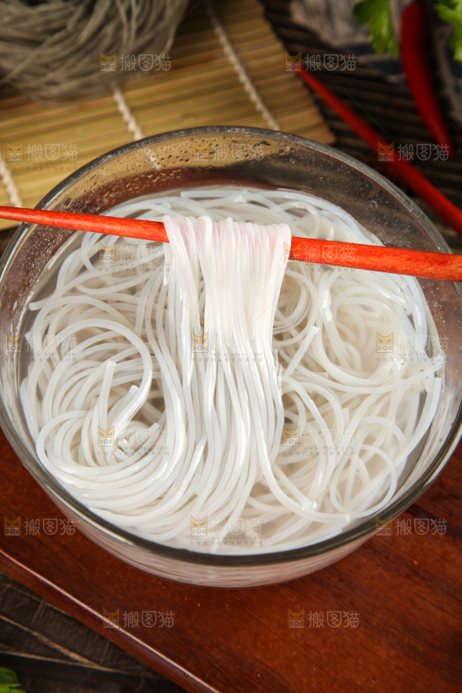 木底上放着一碗纯红薯粉条