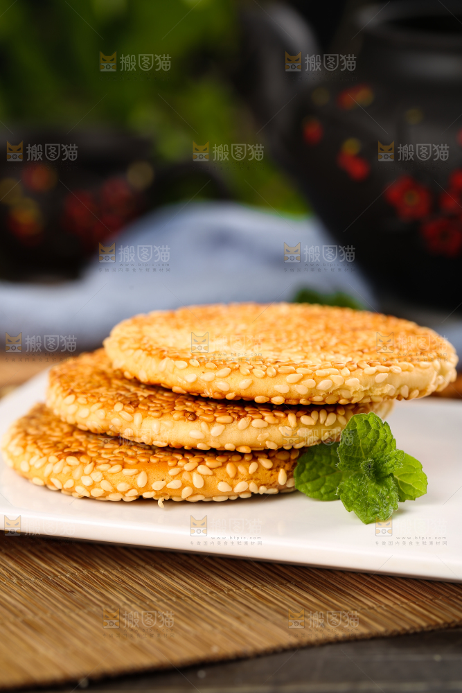 白石板上的芝麻馅饼