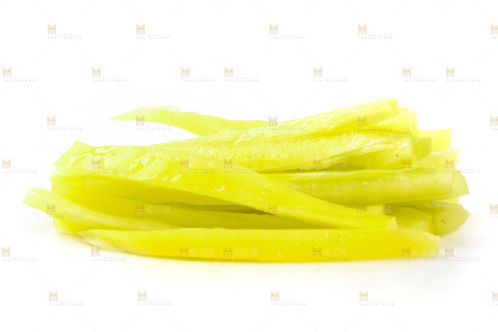 新鲜的黄辣椒丝放在白底上