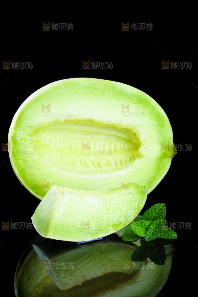 深底上放着切开的冰淇凌玉菇甜瓜