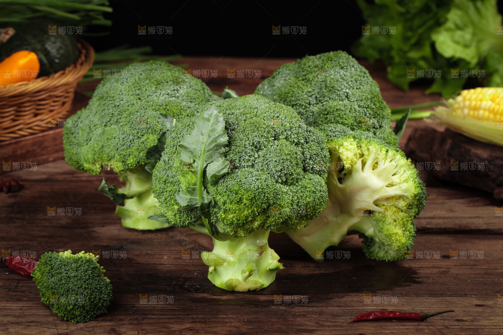 木底上放着新鲜的绿花椰菜