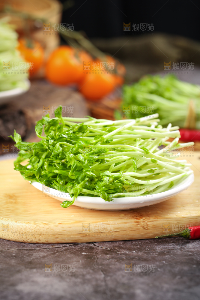 木板上放着豌豆芽