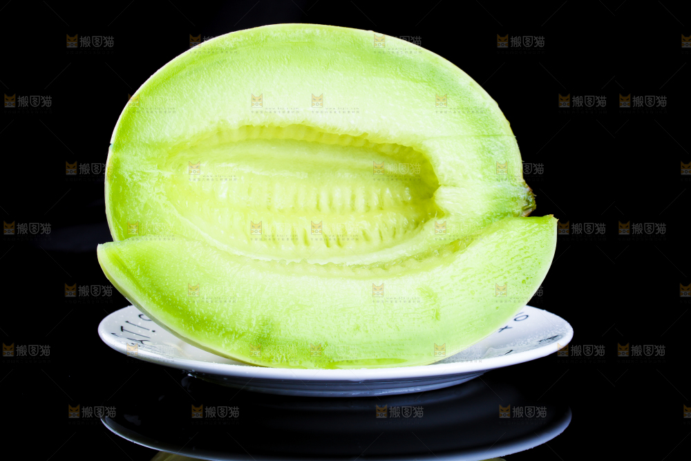 黑底上放着一盘切开的山东玉菇甜瓜