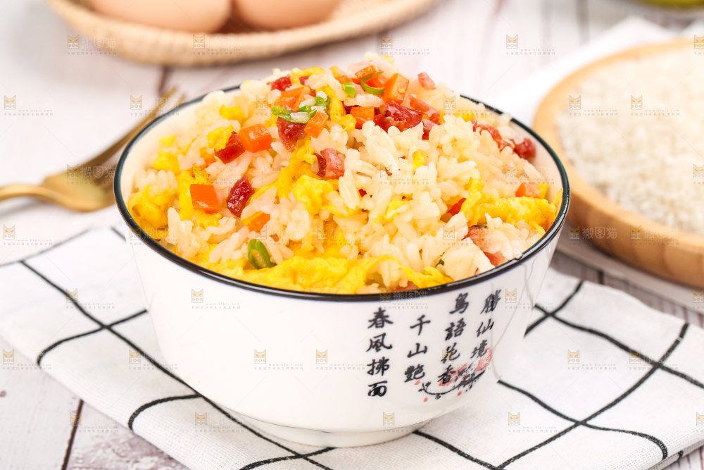 格子布上放着一碗蛋炒饭