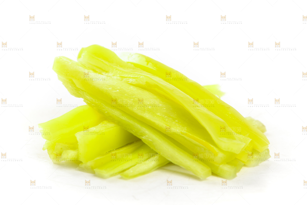 新鲜的黄辣椒丝放在白底上