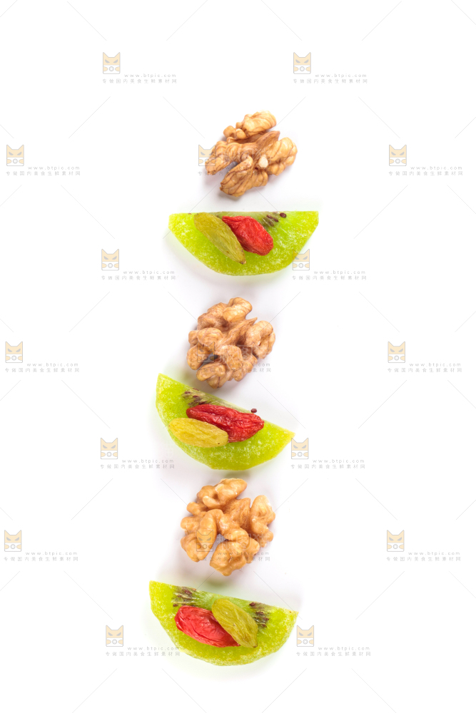 白底上放着枣夹核桃食材