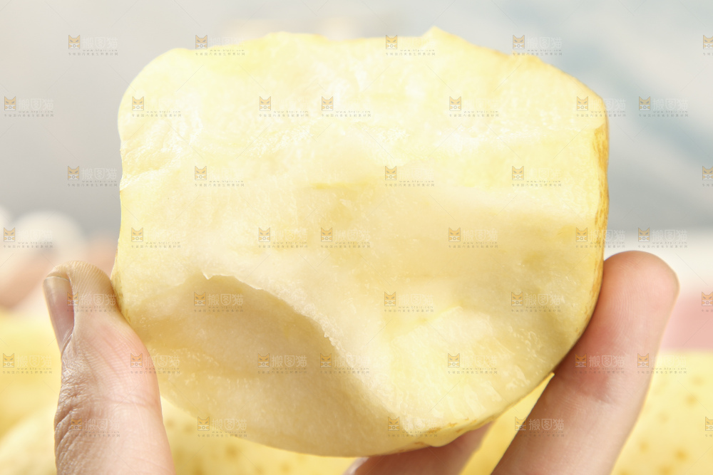 手拿烟台黄金帅苹果