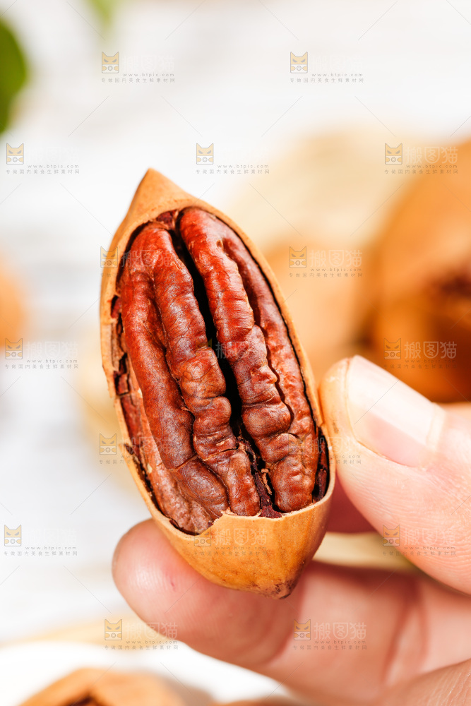 手拿剥皮的长寿果
