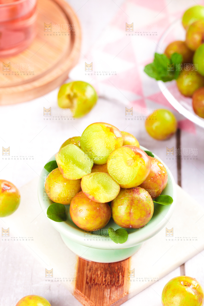 碟子里摆放着新鲜李子