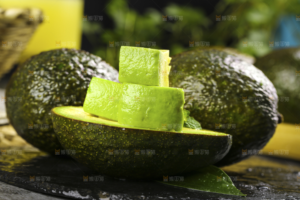 深底上的牛油果果肉