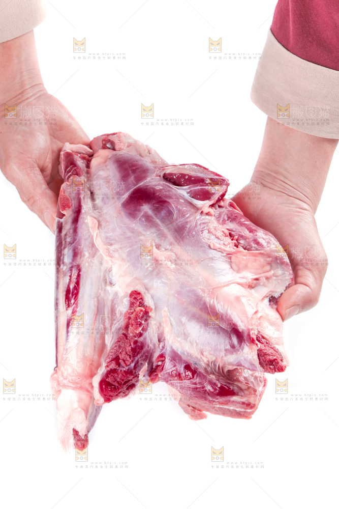 手里拿着新鲜牛肉