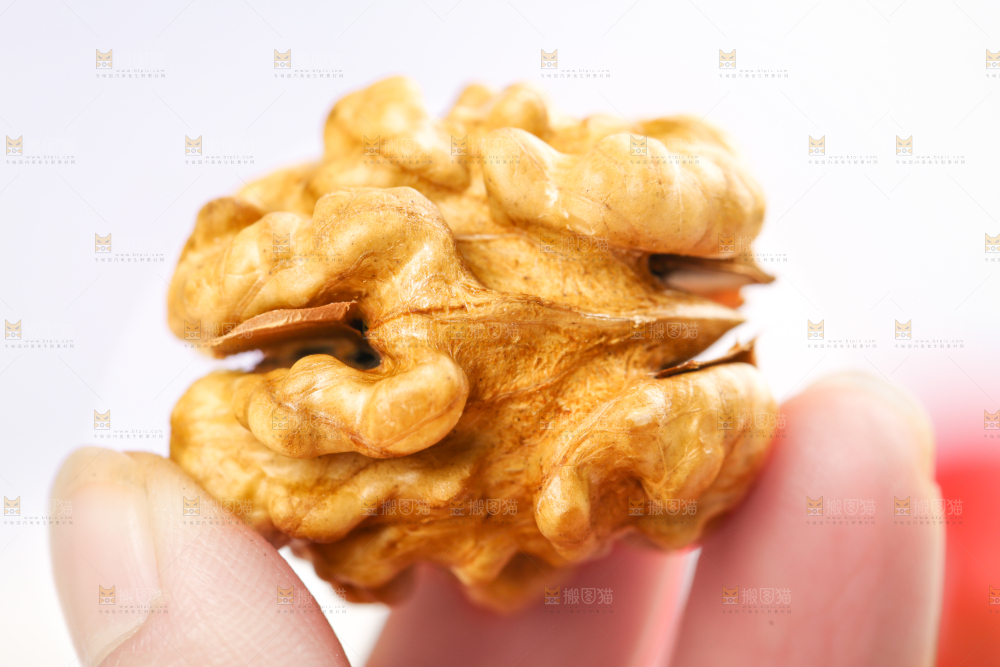 手拿核桃仁