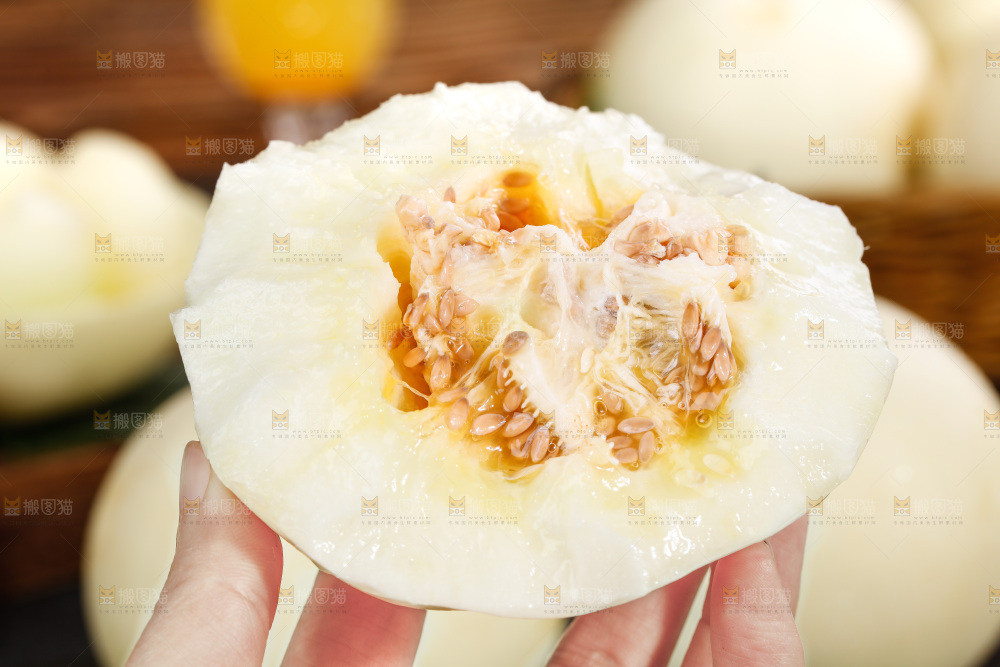 手拿掰开的阎良甜瓜