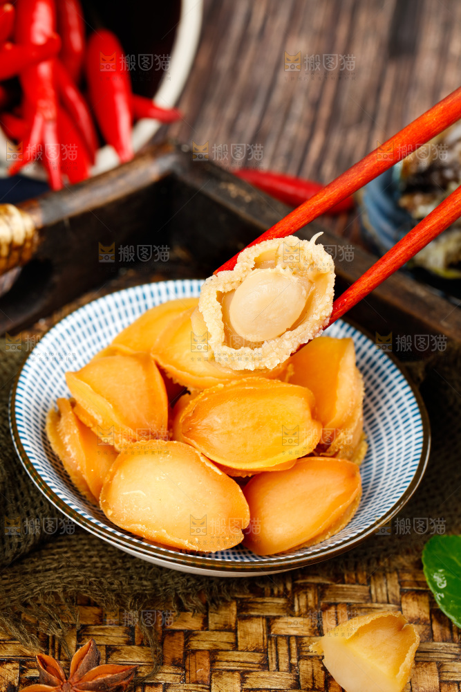 筷子夹着干鲍鱼