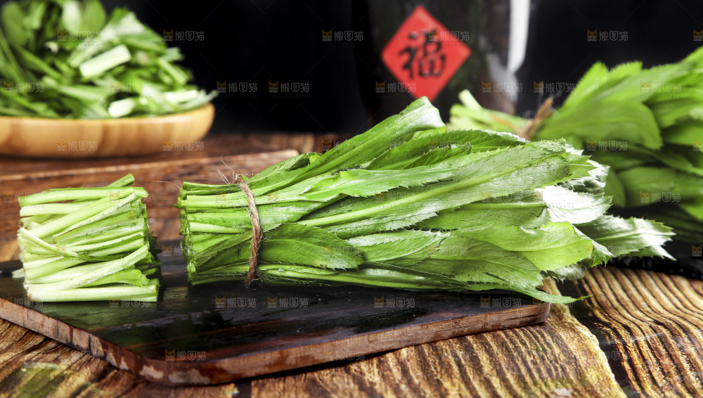 深底上放着切开的刺香菜