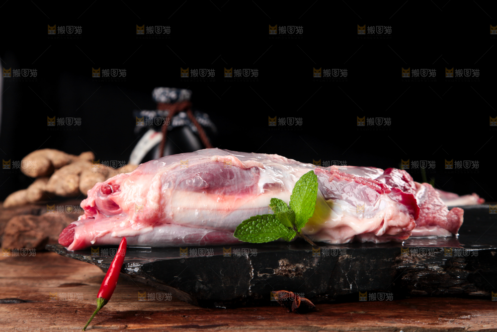 黑石板上的草原散养牛腿肉