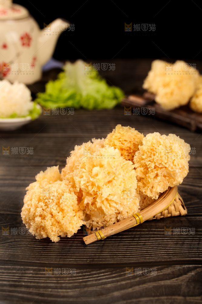 木底上放着古田银耳