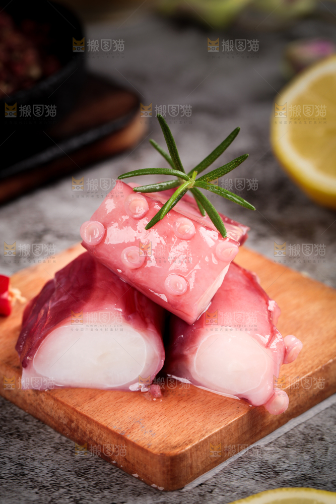 木板上放着鱿鱼