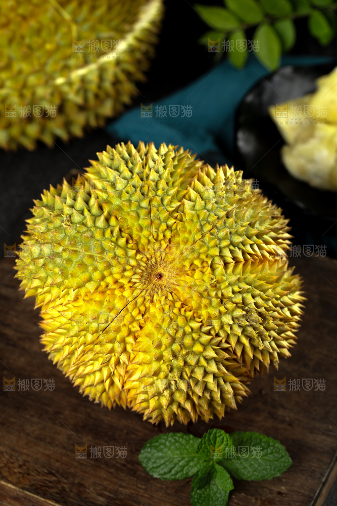 盘子里装着泰国甲仑榴莲