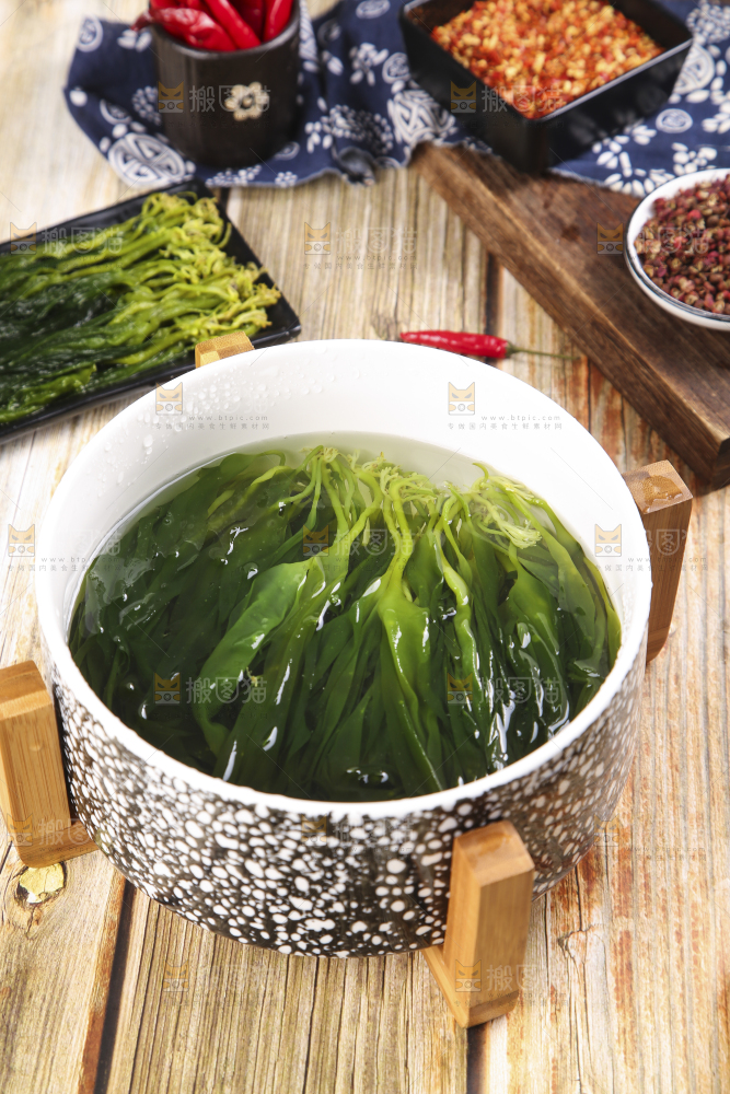 木板上放着一碗海白菜