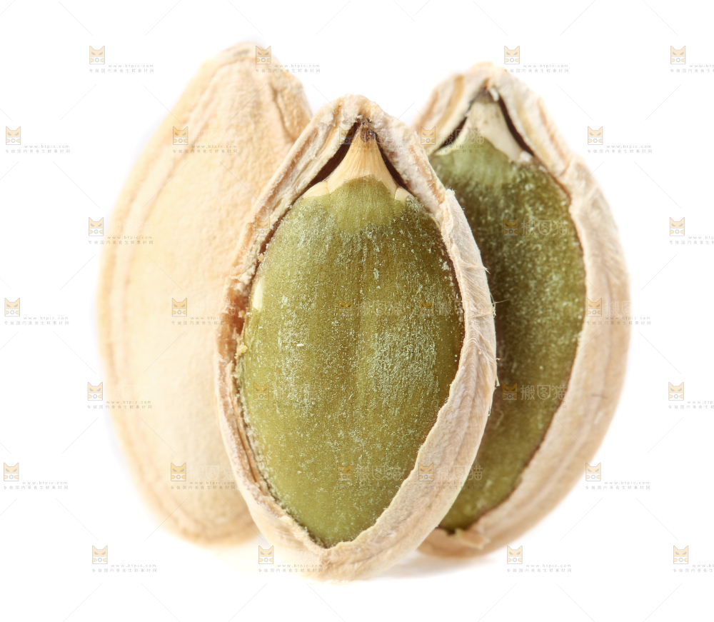 剥皮的纸皮南瓜子放在白底上