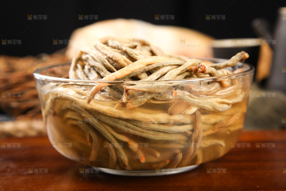 碗里泡着干豇豆